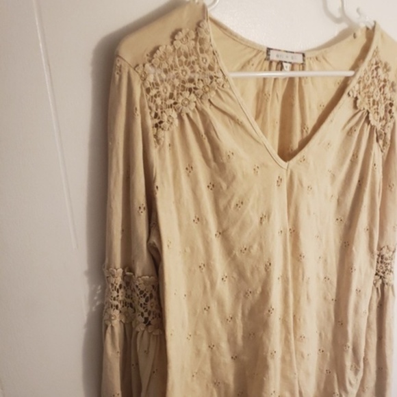 SOLD Eri + Ali Bell Sleeve Calvie Top!! - Picture 3 of 7